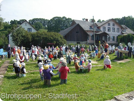 2013-06-30-001 Strohpuppen - Stadtfest