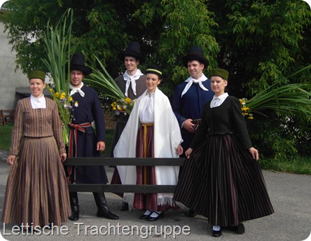 2013-06-30-002 Trachtengruppe